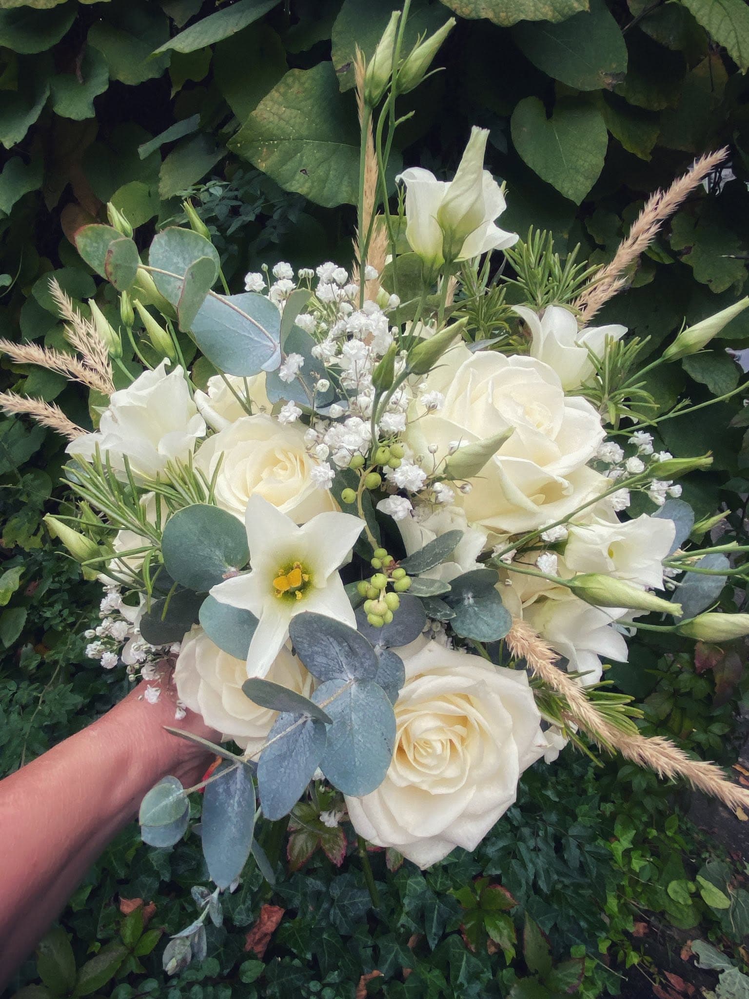 Weißer Brautstrauß aus Rosen, Lisianthus und Eukalyptus