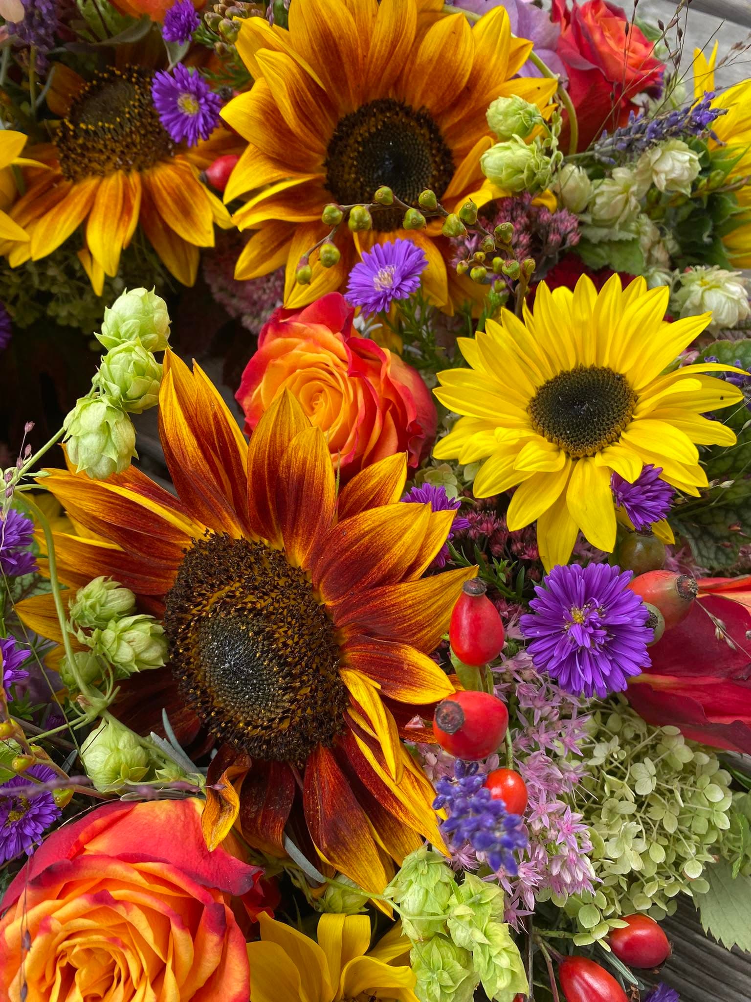 Herbstlicher Strauß mit Sonnenblumen, Rosen und Astern