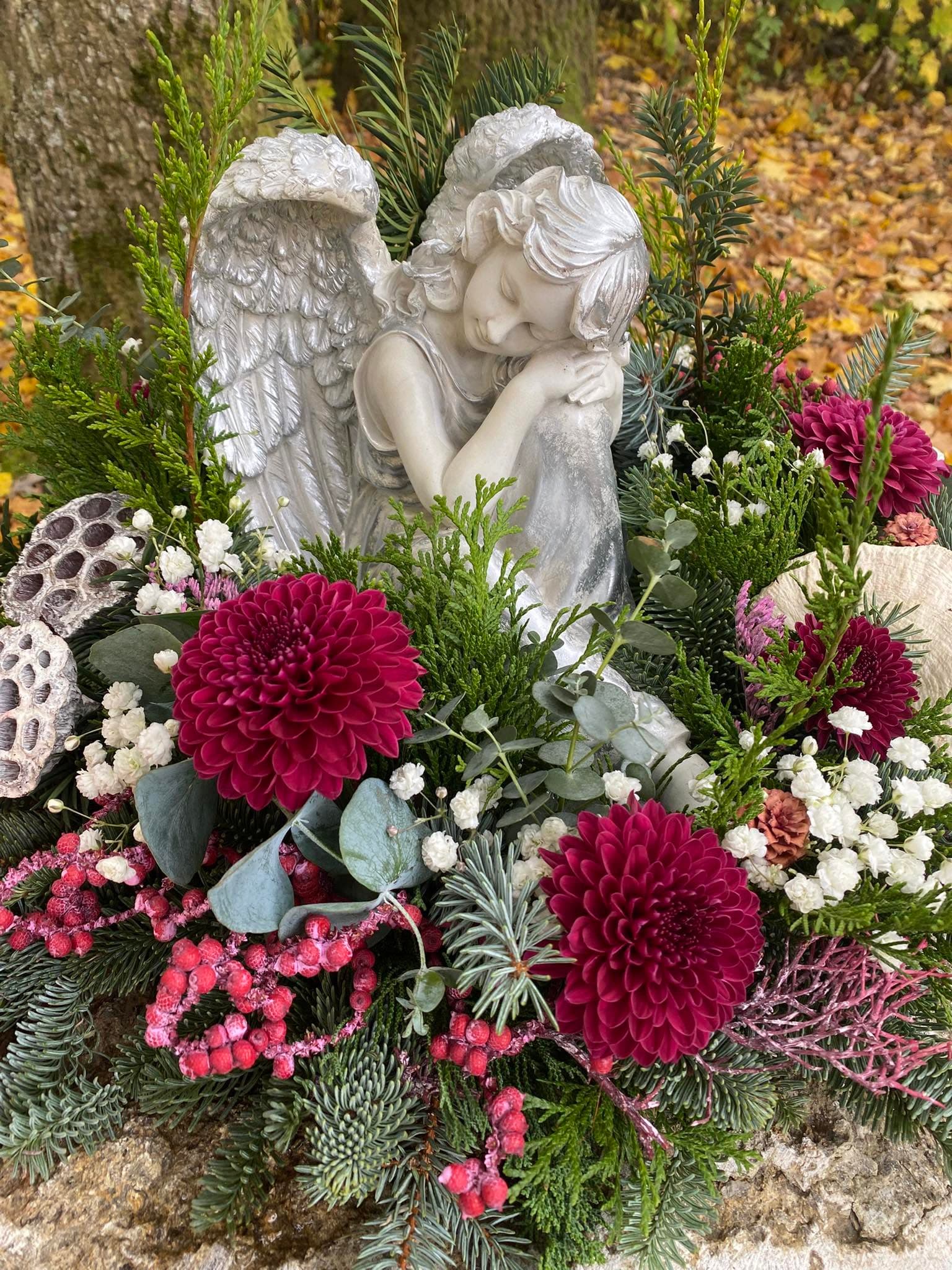 Grabgesteck mit steinernem Engel und dunkelroten Chrysanthemen